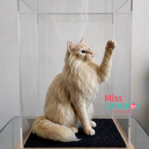 escultura de gato en felting 30cm en exhibidor misslanudos peru